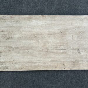 Foto einer einzelnen Bodenfliese in Holzoptik mit entsprechender Maserung, Buche nachempfunden. Der Farbton der Fliese ist beige.