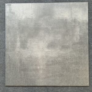 Foto einer einzelnen quadratischen Bodenfliese in dunklem Grau mit Struktur, die ihr einen gebrauchten, rissigen Look verleiht. rektifiziert.