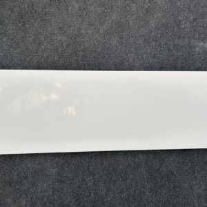 Foto einer einzelnen Wandfliese in glänzendem Weiß, Format 30cm x 90cm, rektifiziert.