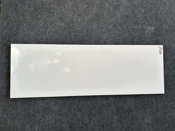 Foto einer einzelnen Wandfliese in glänzendem Weiß, Format 30cm x 90cm, rektifiziert.