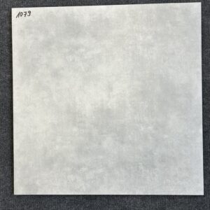 Foto einer einzelnen quadratischen Bodenfliese in hellem Grau, rektifiziert.