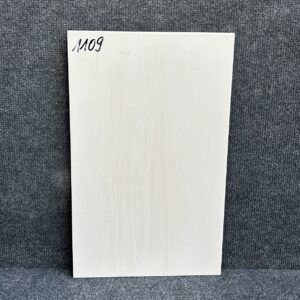 Foto einer einzelnen Wandfliese in beiger Farbe, Holzoptik, mit Naturkante.
