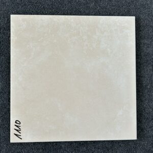 Foto einer einzelnen quadratischen Bodenfliese in beiger Farbe, leicht marmoriert und glasiert, mit Naturkante.