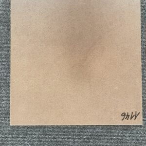 Foto einer einzelnen quadratischen Bodenfliese in hellbrauner Farbe, leicht marmoriert und glasiert, mit Naturkante.