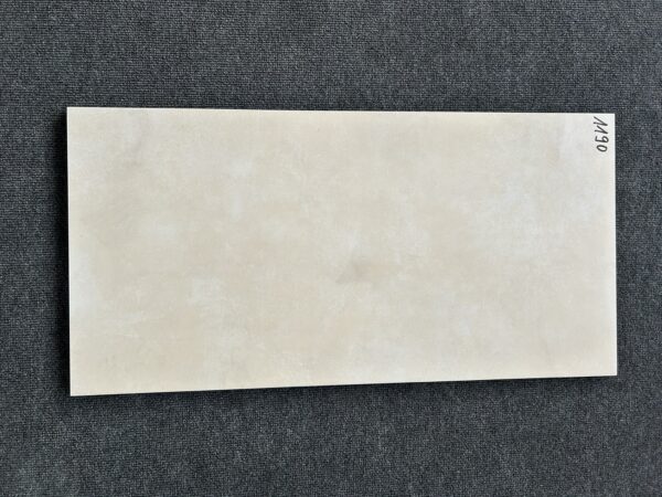 Foto einer einzelnen Bodenfliese in creme, leicht marmoriert, im Format 40cm x 80cm.