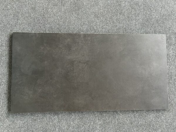Foto einer einzelnen Bodenfliese in anthrazit, leicht marmoriert, im Format 40cm mal 80cm.