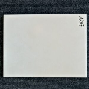Foto einer einzelnen Wandfliese in creme matt. Mit Naturkante. Format: 25 cm mal 33 cm.