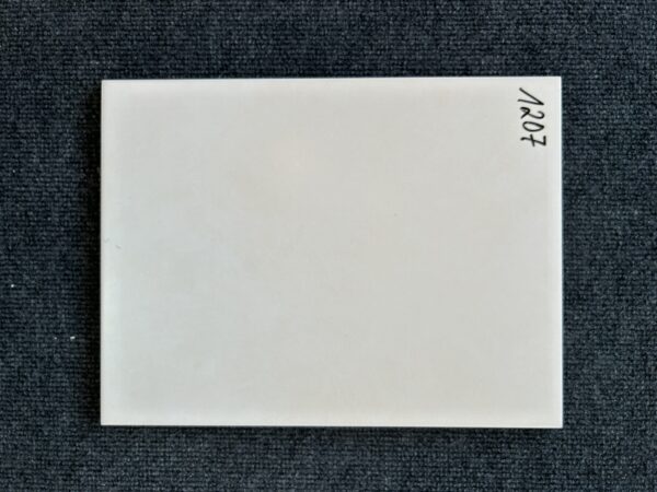 Foto einer einzelnen Wandfliese in creme matt. Mit Naturkante. Format: 25 cm mal 33 cm.