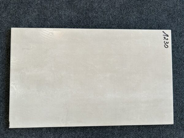 Foto einer einzelnen Wandfliese in beige lüster mit Naturkante. Format: 30cm x 50cm