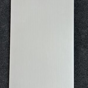 Foto einer einzelnen Wandfliese in beiger Farbe mit Holzoptik, die das Format 30cm x 50cm hat.