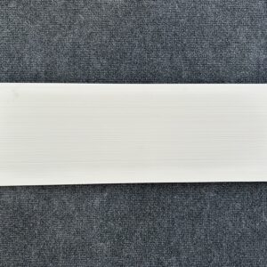 Foto einer einzelnen Wandfliese in beiger Farbe mit Holzoptik, die das Format 20cm x 60cm hat.