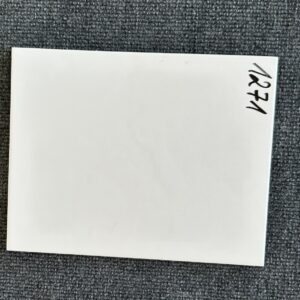 Foto einer einzelnen Wandfliese in weißer Farbe mit leichter Struktur. Das Format der Fliese beträgt 20cm x 25cm.