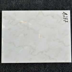 Foto einer einzelnen Wandfliese, beige marmoriert. Im Format 25cm x 33cm.