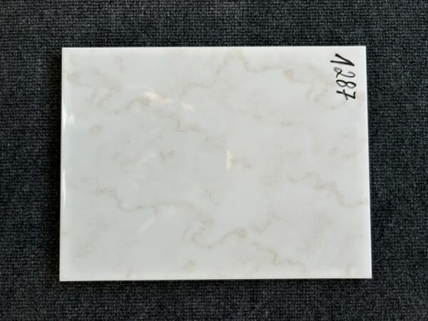 Foto einer einzelnen Wandfliese, beige marmoriert. Im Format 25cm x 33cm.