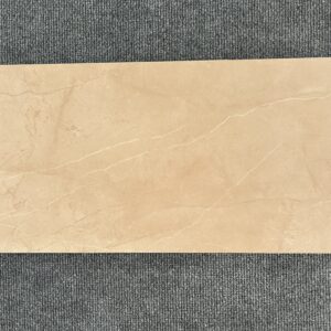 Foto einer einzelnen Bodenfliese in brauner Farbe. Format: 25cm x 50cm.