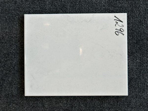 Foto einer einzelnen Bodenfliese, weiß grau marmoriert und glänzend. Format: 20cm x 25cm