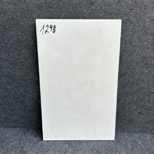 Foto einer einzelnen Wandfliese in glänzendem Beige. Format: 25cm x 40cm