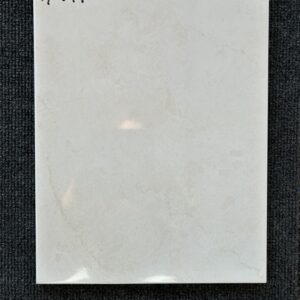 Foto einer einzelnen Wandfliese in glänzendem Beige. Format: 25cm x 33cm