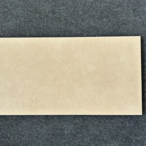Foto einer einzelnen Bodenfliese im Format 30cm x 60cm und im Farbton Beige.
