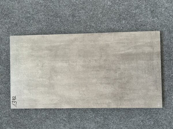 Foto einer einzelnen Bodenfliese im Format 30cm x 60cm und im Farbton anthrazit.