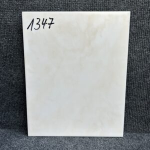 Foto einer einzelnen Wandfliese in beige-mattem Farbton. Format: 20cm x 25cm