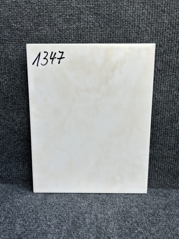 Foto einer einzelnen Wandfliese in beige-mattem Farbton. Format: 20cm x 25cm