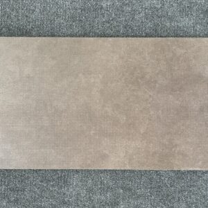 Foto einer einzelnen Bodenfliese in braunem Farbton. Format: 30cm x 60cm.