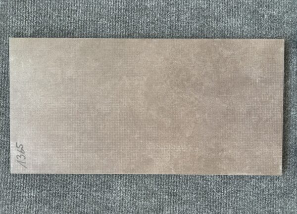 Foto einer einzelnen Bodenfliese in braunem Farbton. Format: 30cm x 60cm.