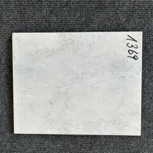 Foto einer einzelnen Wandfliese in mattem Beige, Format: 20cm x 25cm.