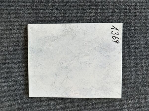 Foto einer einzelnen Wandfliese in mattem Beige, Format: 20cm x 25cm.