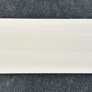 Foto einer einzelnen Wandfliese im Format 20cm x 60cm. Die Farbe ist ein mattes Beige.