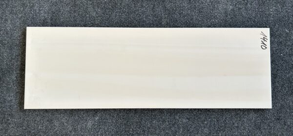 Foto einer einzelnen Wandfliese im Format 20cm x 60cm. Die Farbe ist ein mattes Beige.