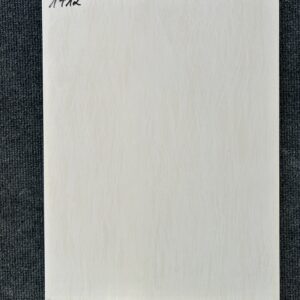 Foto einer einzelnen Wandfliese in mattem Beige. Format: 31,2cm x 41,2cm.