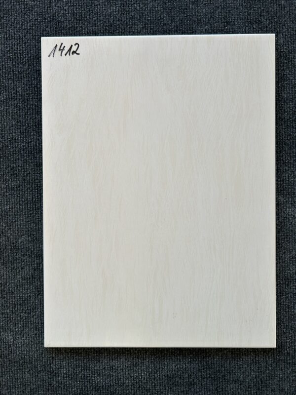 Foto einer einzelnen Wandfliese in mattem Beige. Format: 31,2cm x 41,2cm.