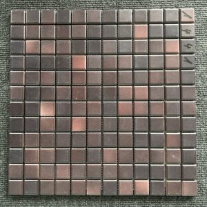 Foto einer einzelnen, quadratischen Mosaik-Fliese. Die Felder der Mosaik-Fliese sind in verschiedenen, matten Violettönen gehalten.