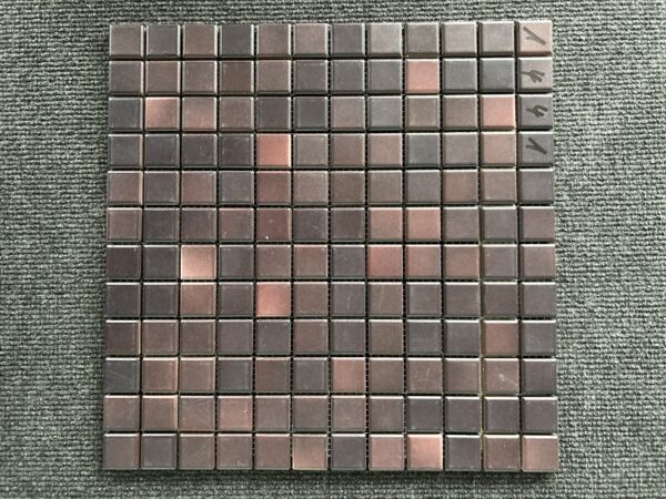 Foto einer einzelnen, quadratischen Mosaik-Fliese. Die Felder der Mosaik-Fliese sind in verschiedenen, matten Violettönen gehalten.