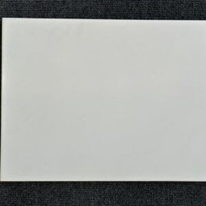 Foto einer einzelnen Wandfliese in mattem Weiß. Format: 31,2cm x 41,2cm.
