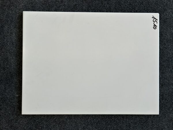 Foto einer einzelnen Wandfliese in mattem Weiß. Format: 31,2cm x 41,2cm.