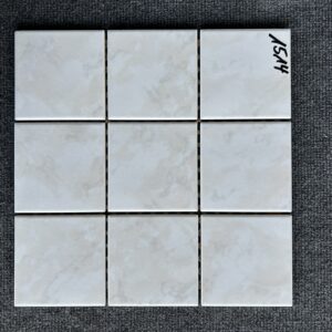 Foto einer einzelnen, quadratischen Mosaik-Fliese. Die Felder der Mosaik-Fliese sind in grau-beige gehalten.