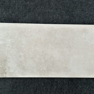 Foto einer einzelnen Wandfliese im Farbton jura beige matt. Format: 30cm x 60cm.