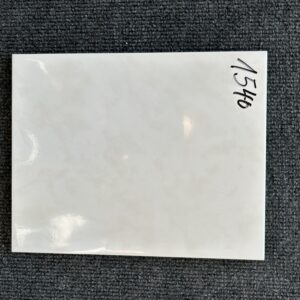 Foto einer einzelnen Wandfliese in glänzendem Beige. Format: 20cm x 25cm.