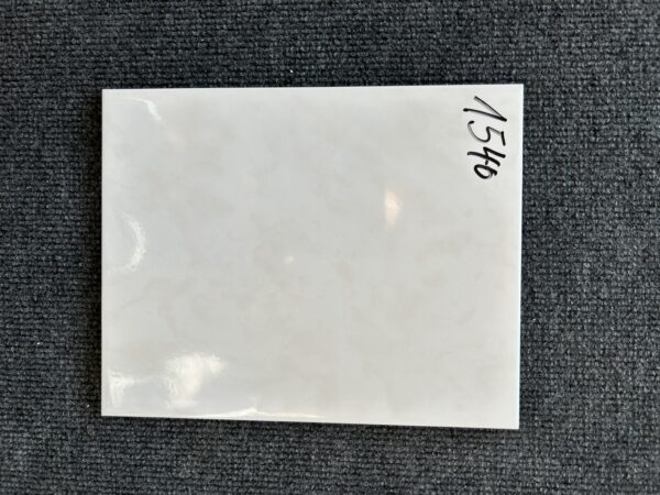 Foto einer einzelnen Wandfliese in glänzendem Beige. Format: 20cm x 25cm.