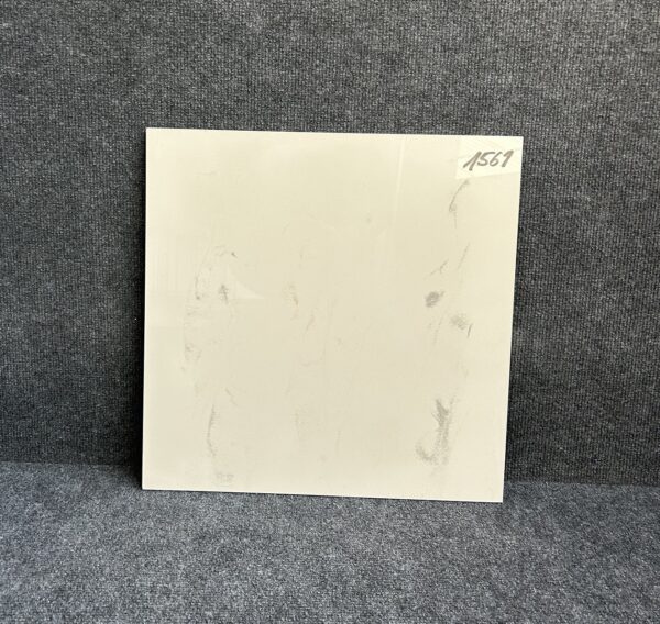 Foto einer einzelnen, polierten Bodenfliese im Format 40 cm mal 40 cm und beigem Farbton.
