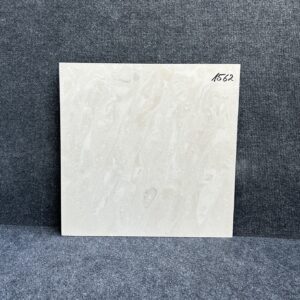 Foto einer einzelnen Bodenfliese Feinsteinzeug im Format 40cm mal 40cm und beige-grauem Farbton.
