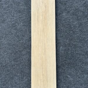 Foto einer einzelnen Bodenfliese Feinsteinzeug im Format 15 cm x 60 cm und Farbton creme. Die Fliese weist eine Holzoptik auf.