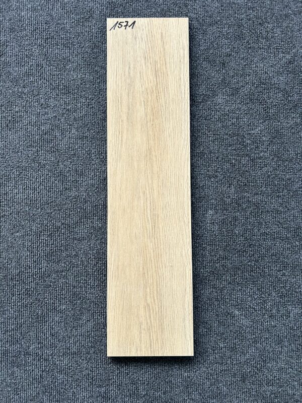 Foto einer einzelnen Bodenfliese Feinsteinzeug im Format 15 cm x 60 cm und Farbton creme. Die Fliese weist eine Holzoptik auf.