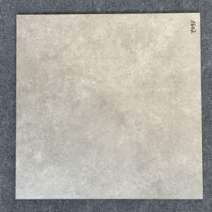 Foto einer einzelnen Bodenfliese Feinsteinzeug im Format 60 cm x 60 cm und im Farbton Olive.