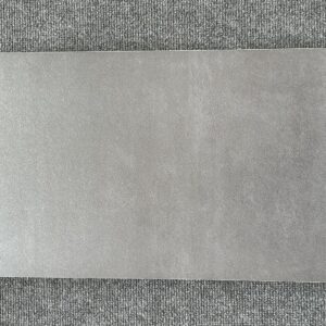 Foto einer einzelnen Bodenfliese Feinsteinzeug im Format 30 cm mal 90 cm. Sie ist im Farbton Graphit gehalten, der an ein dunkles Grau, das noch nicht ganz schwarz ist, erinnert.