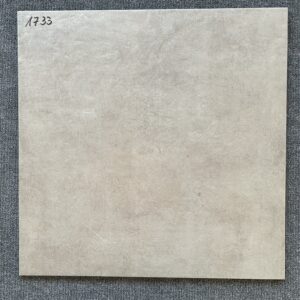 Foto einer einzelnen, quadratischen Bodenfliese Feinsteinzeug im Format 60 cm x 60 cm. Ihr Farbton Taupe ist eine Mischung aus Grau und Braun.