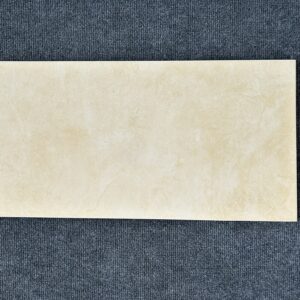 Foto einer einzelnen Bodenfliese Feinsteinzeug im Format 30 cm x 60 cm. Der Farbton ist ein helles Beige. Die Fliese besitzt ein leicht marmoriertes Design.